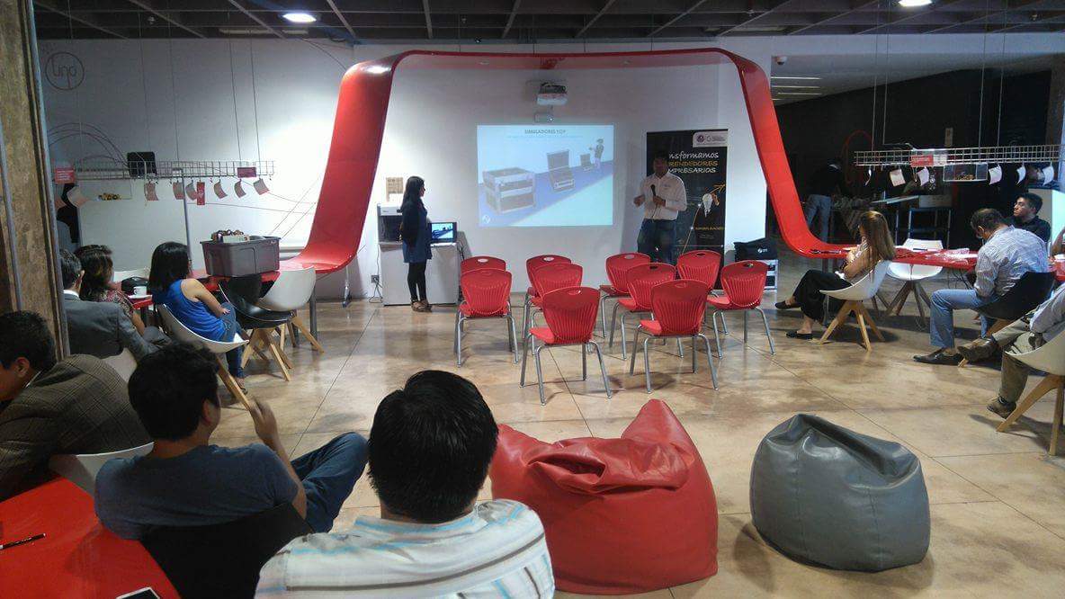 cidepucp's tweet photo. Exposición de @yoysimulators , simulación de #realidad #virtual para capacitación de uso de maquinaria pesada https://t.co/JFNDwhZGh3