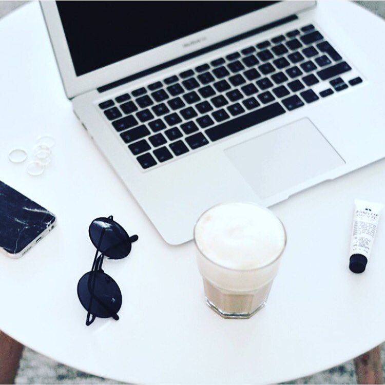 ☕️ + 📧 + ☀️ Happy Monday!

#cyosbyrachel#monday#workmode
createyourownstyle.nl