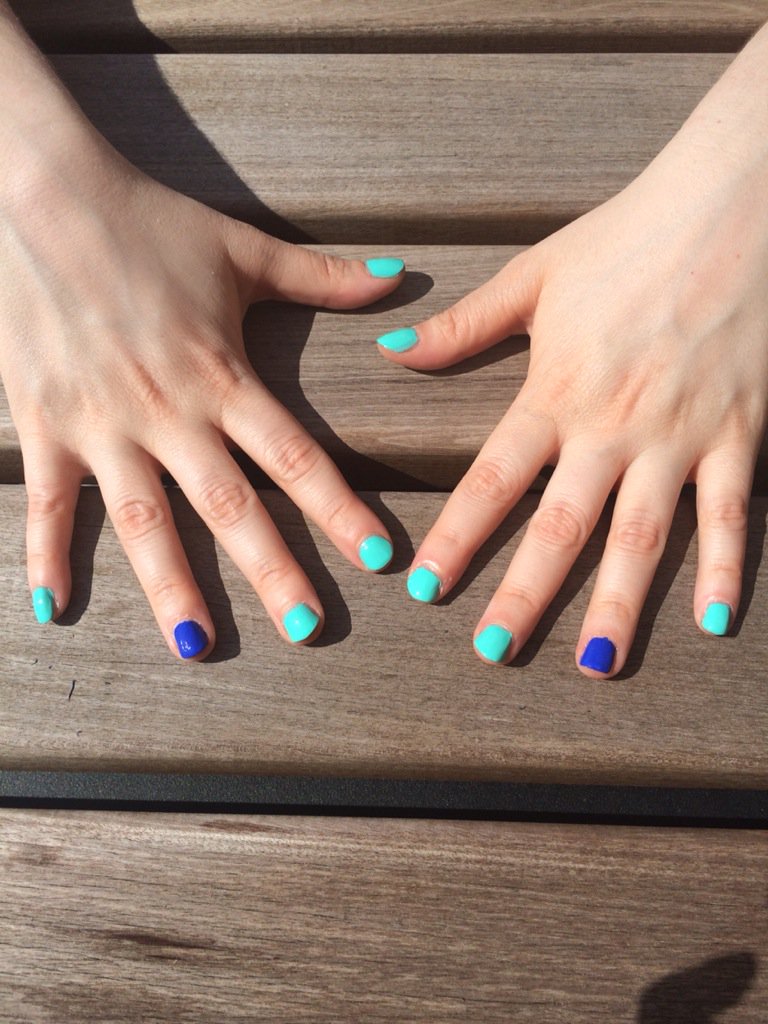 cindyetc's tweet image. book launch nails: the amazing @LauraNMeyer will be repping loud and proud! @robotpilot #InBetweenDays
