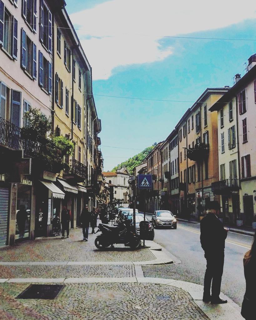 LarioStyle's tweet photo. Cartolina da #Como #lakecomo #italy #travel https://t.co/Q70NJEDubl