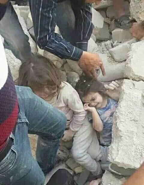 İnsanlık utansın! Enkaz altında kalan suriye'li çocuklar değil, insanlığın onuru ve şerefidir. #HalepYanıyor #Syria