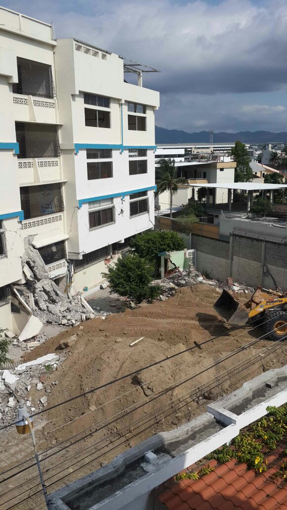 teresazambranol's tweet photo. Empezó la demolición y con ello muchos recuerdos... #UESMA https://t.co/o8xu1OMKr6