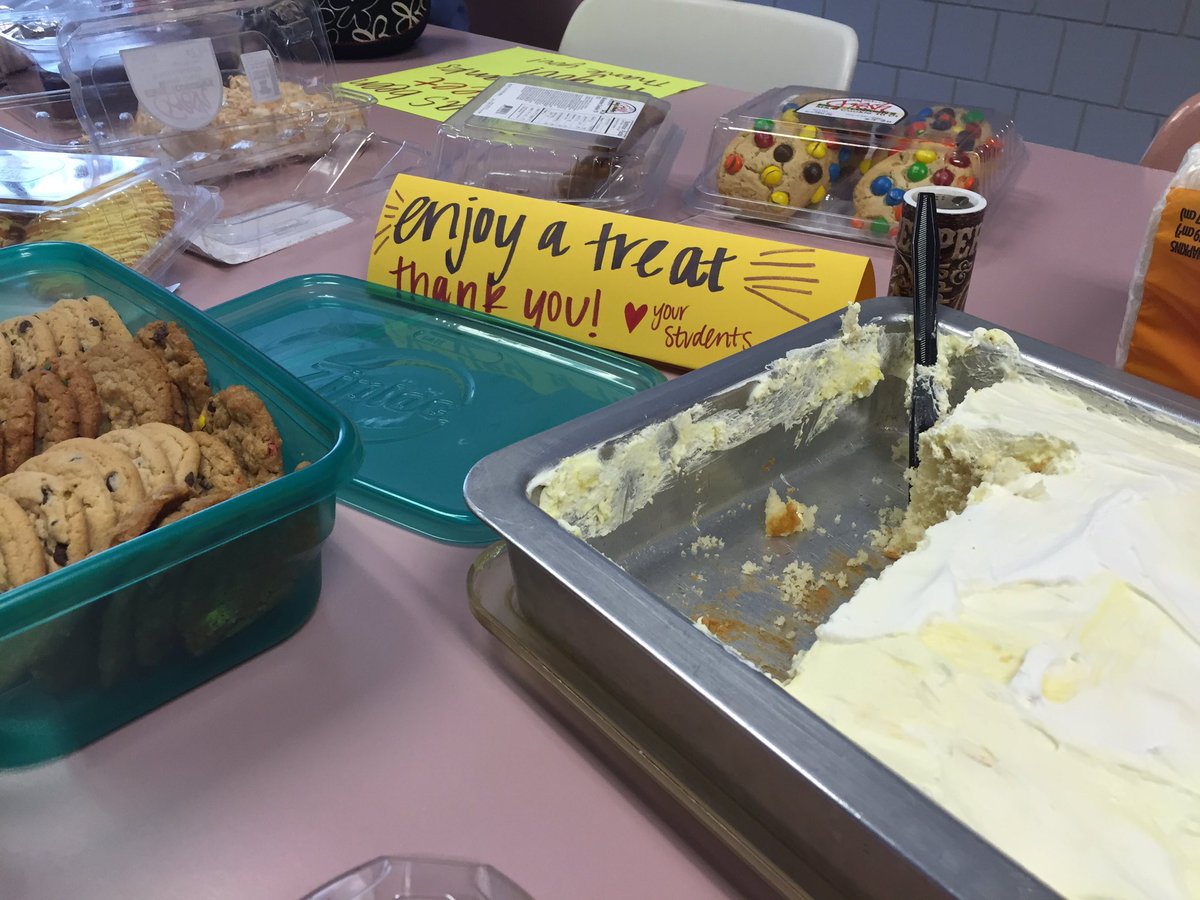 Schultechno's tweet image. Big Thanks to @Studco_SHS for the #SweetSpread of #Treats, feeling #TeacherAppreciationDay #EmptyCaloriesFullHeart