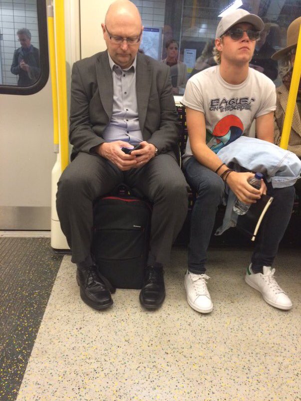 1Dir_Worldwide's tweet photo. Londonの地下鉄でのNiall🙈 https://t.co/T3dDfs9Lbv
