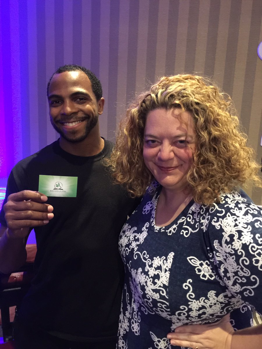 DitchTheBra's tweet photo. Excellent complimentary chair massage in VIP lounge from @bodyworkatwork https://t.co/c99aznDkVu