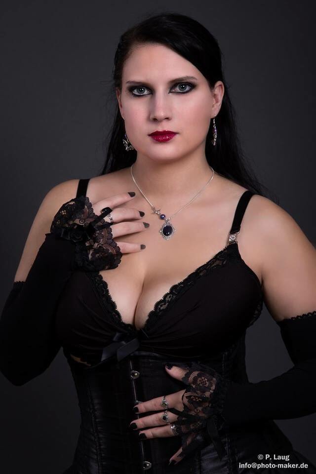 MaximMicheal's tweet photo. @kaycee_kay my #WomanCrushWednesday this week is #germangoth model @LadyAtropin! #ladyatropin #gothgirl https://t.co/EBBBI194kU