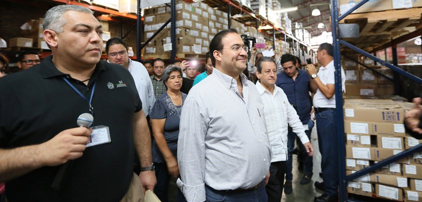 Javier_Duarte's tweet image. Con medios de comunicación, recorrí una de las bodegas de SS donde certificamos el 100% del abasto de medicamentos.