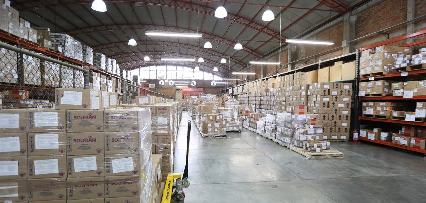 Javier_Duarte's tweet image. Con medios de comunicación, recorrí una de las bodegas de SS donde certificamos el 100% del abasto de medicamentos.