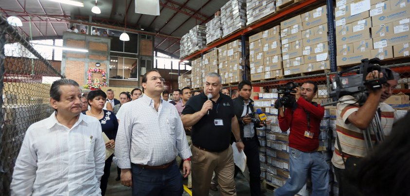 Javier_Duarte's tweet image. Con medios de comunicación, recorrí una de las bodegas de SS donde certificamos el 100% del abasto de medicamentos.