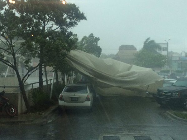 DAVIDROMEROVARA's tweet photo. La fuerte lluvia en cancún provoca caída de árboles y otras estructuras reportan usuarios vía #Twitter https://t.co/loedBodwqw