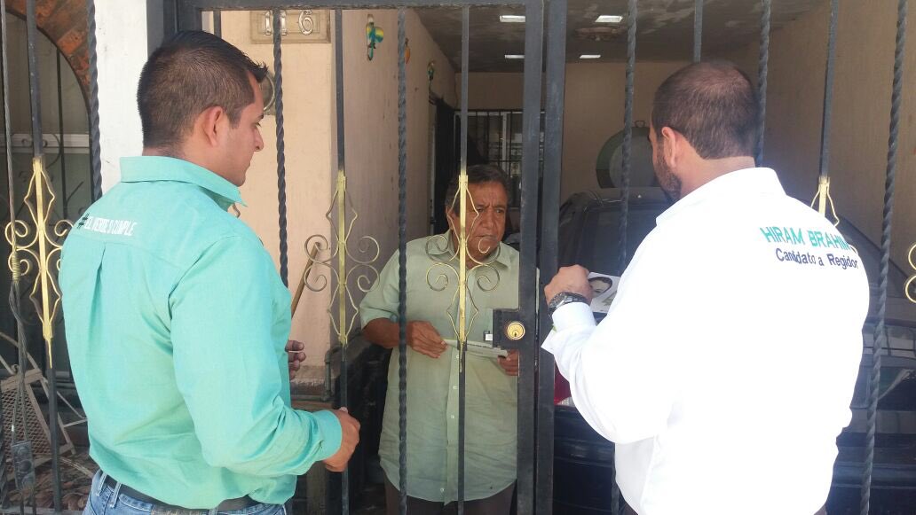 HiramBrahim's tweet photo. Casa por casa en el Fraccionamiento Santa Rosa. #EquipoVerdeLaguna #YoTambiénQuiero #PorUnNuevoProyecto #PVEM https://t.co/qdg1CpOvru