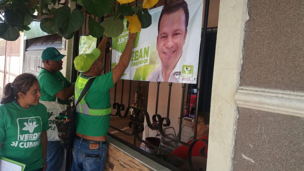 HiramBrahim's tweet photo. Casa por casa en el Fraccionamiento Santa Rosa. #EquipoVerdeLaguna #YoTambiénQuiero #PorUnNuevoProyecto #PVEM https://t.co/qdg1CpOvru