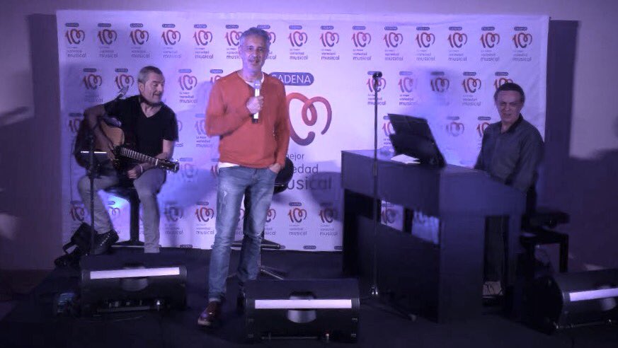 Graciassss. Bonito encuentro #DeCerca con <a href="/OscarMartinezTV/">Oscar Martínez</a> <a href="/CADENA100/">CADENA 100</a> en Burgos. Lo hemos pasado genial!