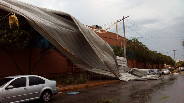 DAVIDROMEROVARA's tweet photo. La Gran Plaza registra daños en su estructura tras el paso de la fuerte lluvia Fotos Vìa usuarios #Twitter https://t.co/WU0PRuCsq1