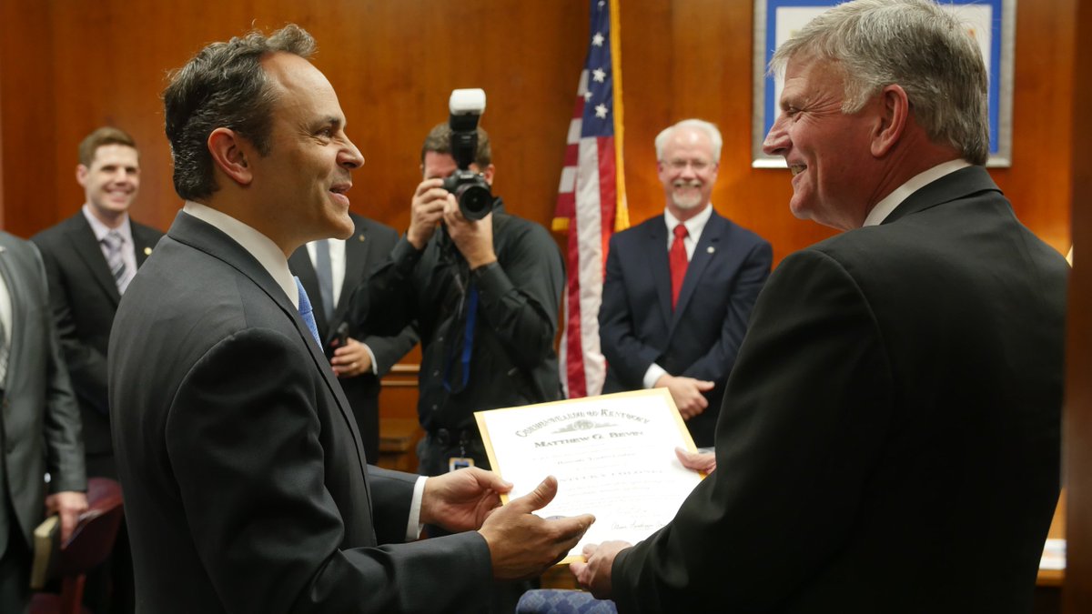 GovMattBevin's tweet image. What an honor to meet @Franklin_Graham and commission him as a Kentucky Colonel.