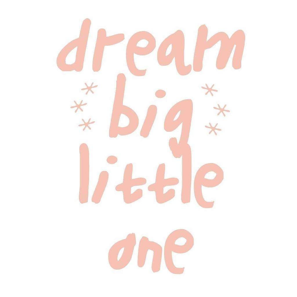 July_CarbajalG's tweet photo. Nos bébés ont des rêves plein la tête ! 😊
#pink #quote #pastel #boxnaissance #cadeau #myfirstdressing #mfdbox #béb… https://t.co/Hbo8Xo3EQs