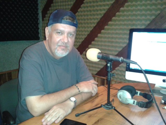 Emocion981's tweet photo. Aquí al aire The Pachos Show junto a @luisortegat @pachoaguilar https://t.co/ZyuCKCI4BN