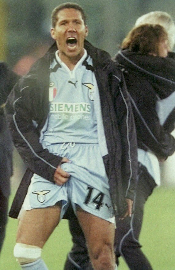 Dige_3's tweet photo. @FCBayern  Un saludo de @Simeone 👋🏻👋🏻👋🏻🍻 https://t.co/ioilZk9ZyI