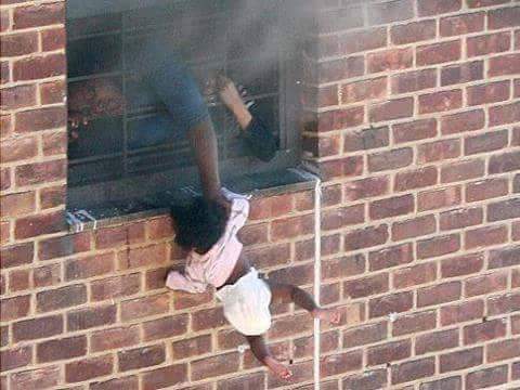 victormatara's tweet photo. The house was on fire, she held her daughter outside the window so that she wouldn't suffocate
Respect to all Mums. https://t.co/H6R6Urfxqo