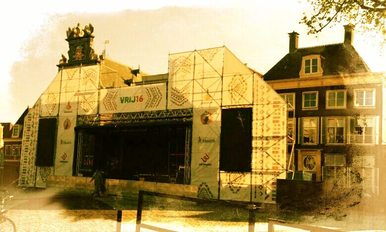 Beetje overdreven zo'n groot podium vlak voor ons huis speciaal voor Kopvoeter. Wel leuk. Tot morgen 13.00.