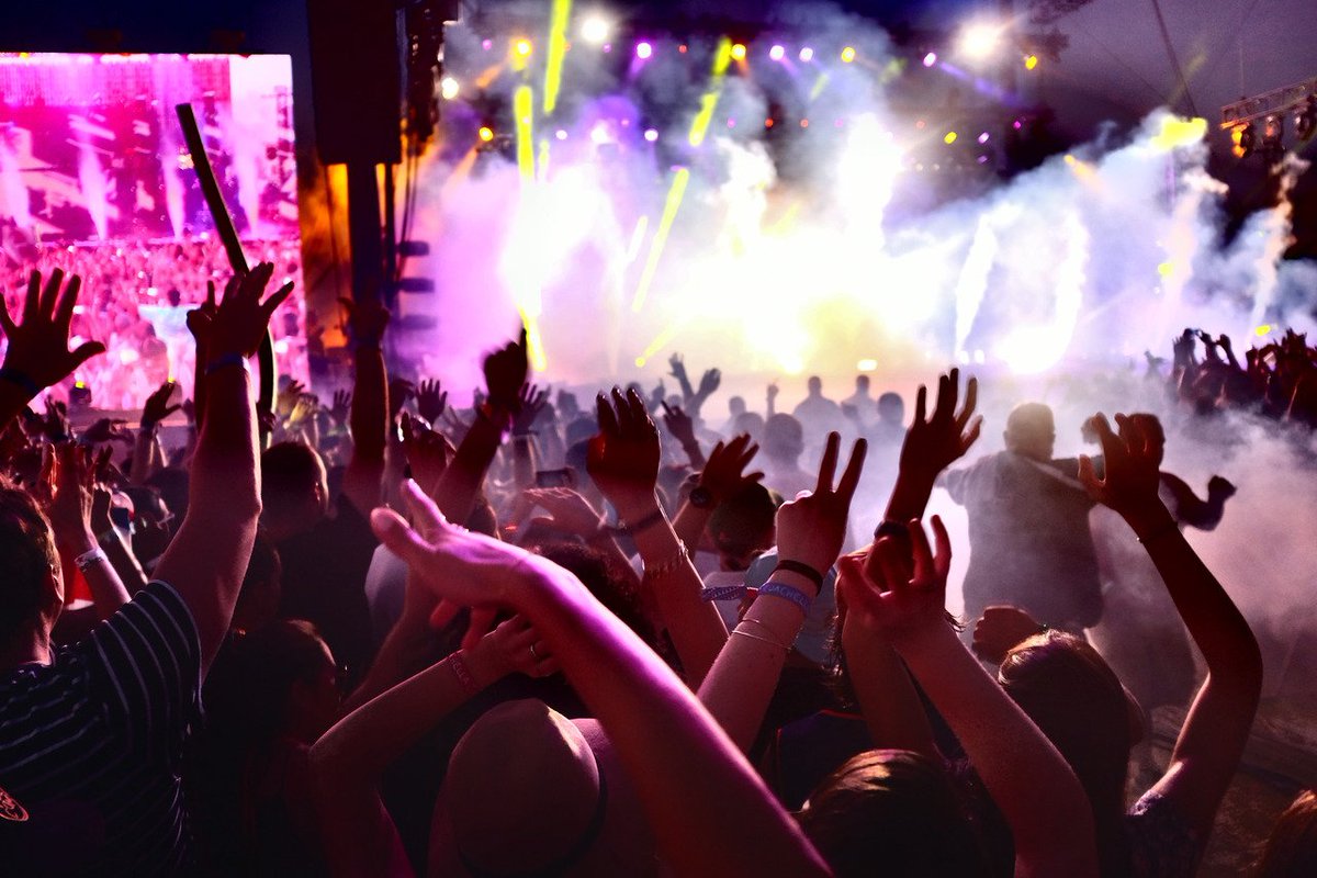 VRandstuff's tweet photo. LiveNation Partner with NextVR To Broadcast Concerts In Virtual Reality https://t.co/kB1BVRjZRm https://t.co/wG2HlXOSwf