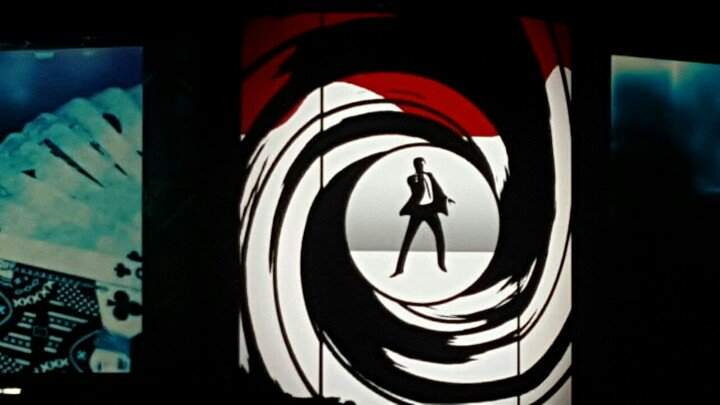 KissMeImGeek's tweet photo. Day 3 at #EMCWorld #Vegas staring off with #007 #DataIsForever with @jburton 

 #GreatActingCareer https://t.co/9rCZR6SNfP