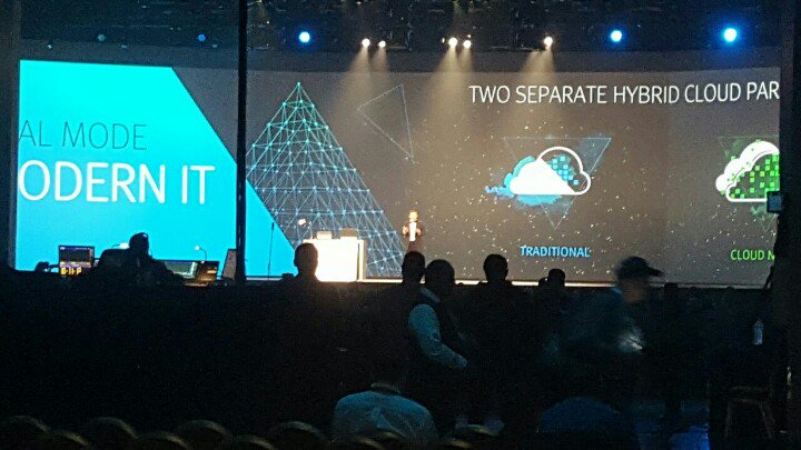 KissMeImGeek's tweet photo. Day 3 at #EMCWorld #Vegas staring off with #007 #DataIsForever with @jburton 

 #GreatActingCareer https://t.co/9rCZR6SNfP