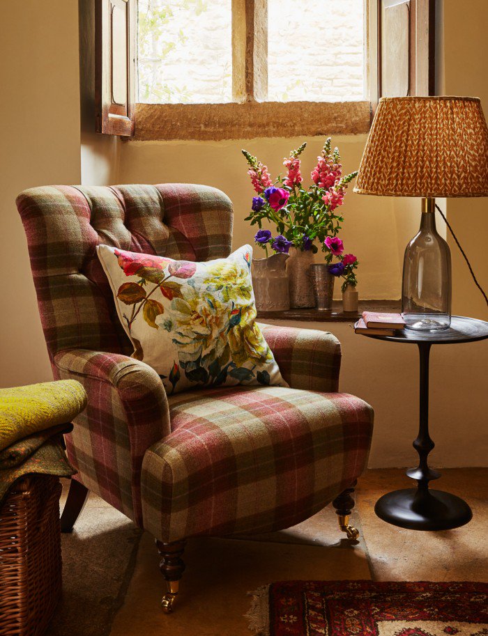 EnglishHomeTeam's tweet photo. #Win this chic chair @tetrad shown in our June #countryissue (UK mainland only)
https://t.co/XlLuuaCaYr https://t.co/Ss5avruHL5