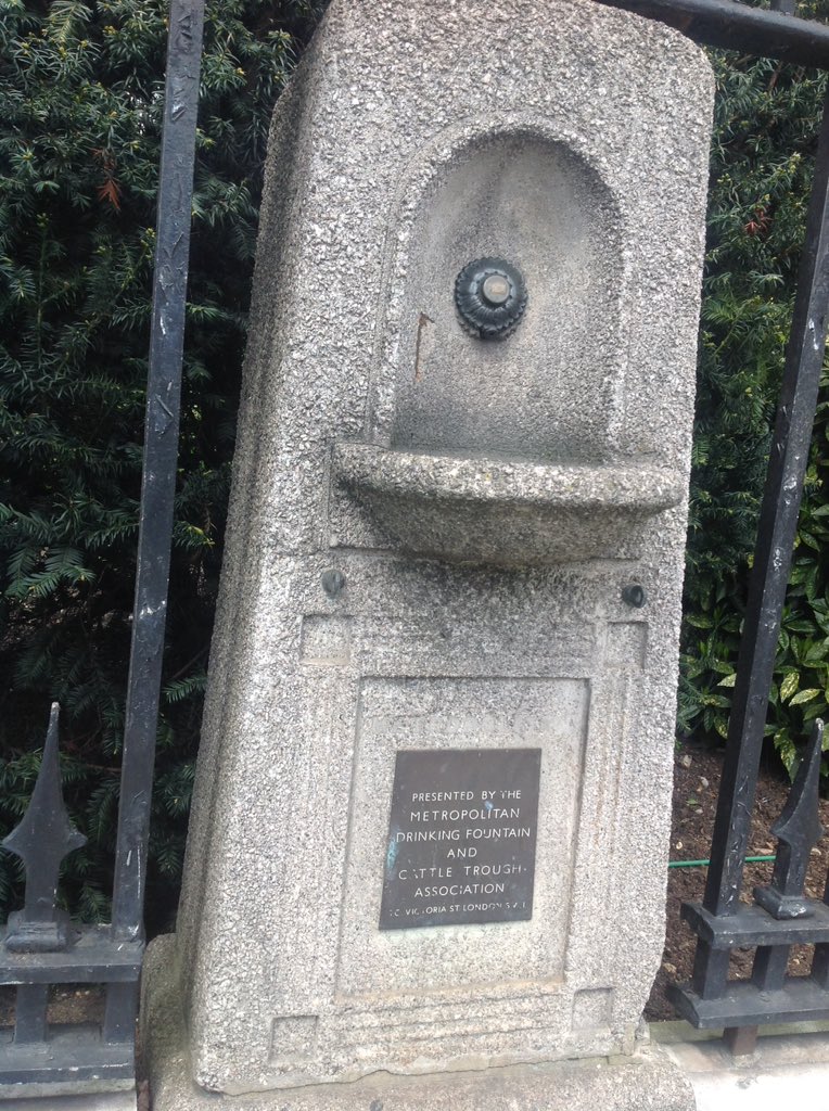 AutonRuth's tweet photo. I love โค๏ธjob. On my way to meeting and spot this piece of history in the middle of London #taketimeto lookaround https://t.co/8hmIntZMjQ