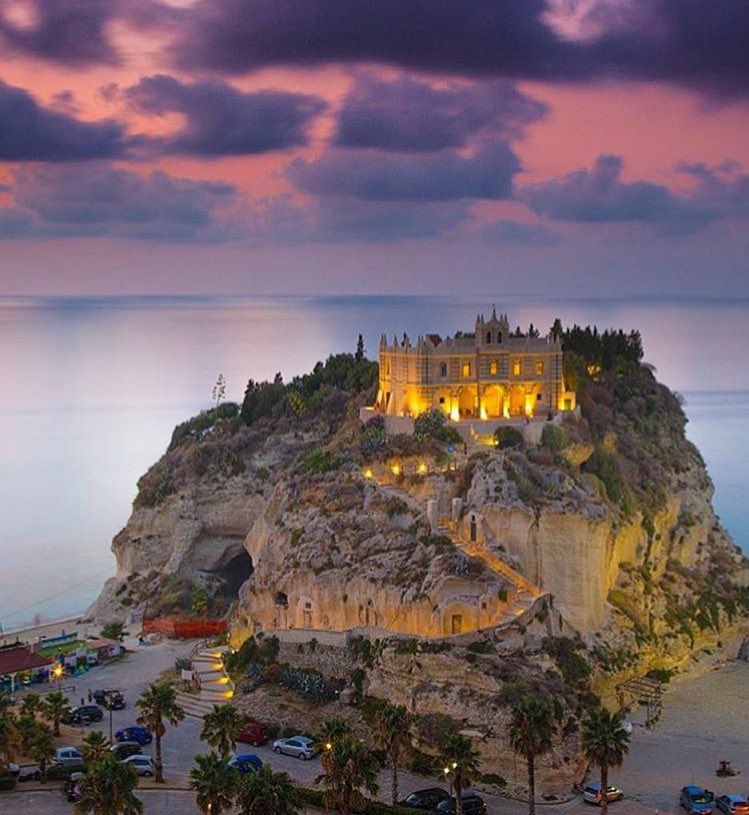 ilbel_paese's tweet photo. Le parole non bastano a descrivere questo tramonto. #FotoEParole #tropea #Calabria @tropea https://t.co/XjbheK3Qhn