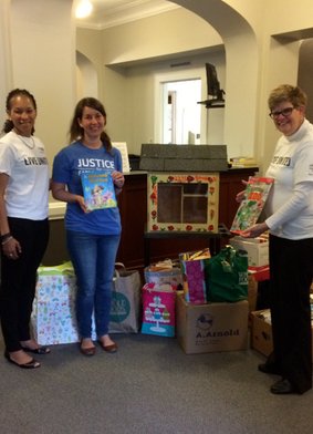 MetroUnitedWay's tweet photo. Thanks to @mama_to_mama &amp; @MamasHipKY for the books donated to our little libraries! More books for kids = AWESOME! https://t.co/6B49GGZ4pH
