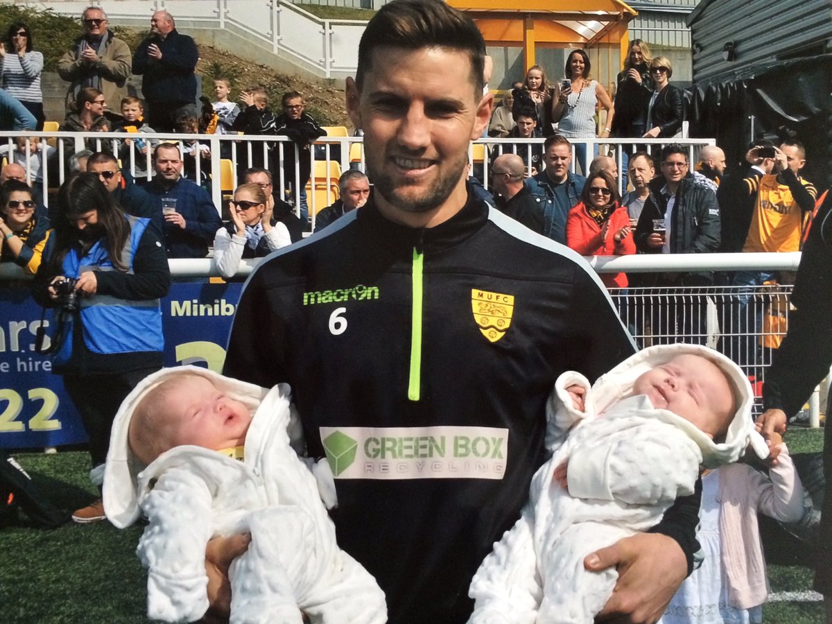LeggyLeece's tweet photo. Good luck in the play-offs Daddy. We love you 😘 @rodgo13 #maidstoneutdfc https://t.co/F8w8s0zHFc