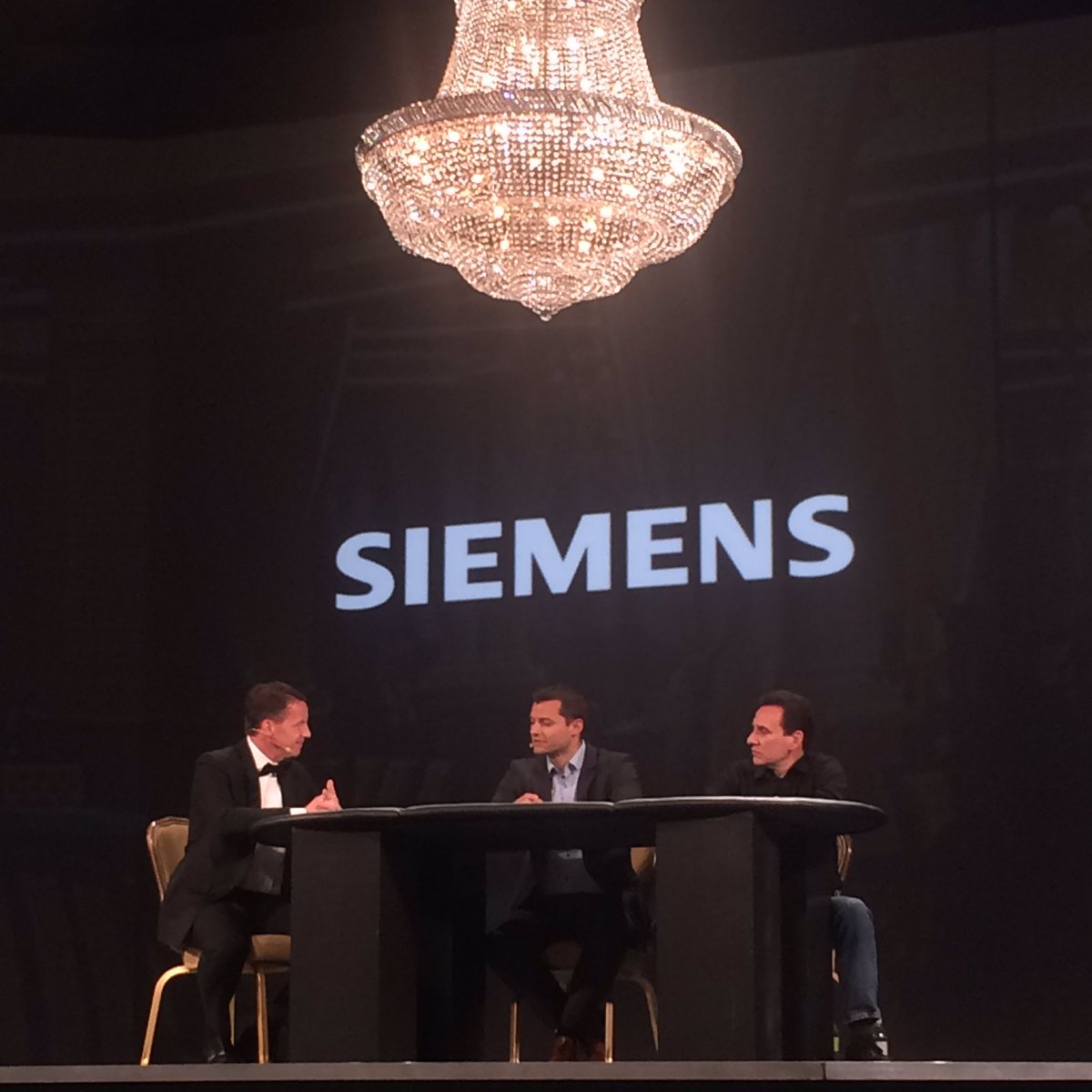 Dadre_M's tweet photo. Upfront at #EMCWorld watching @jburton discuss digital innovations with #Siemens and #Verizon https://t.co/jLUX1sUIOv