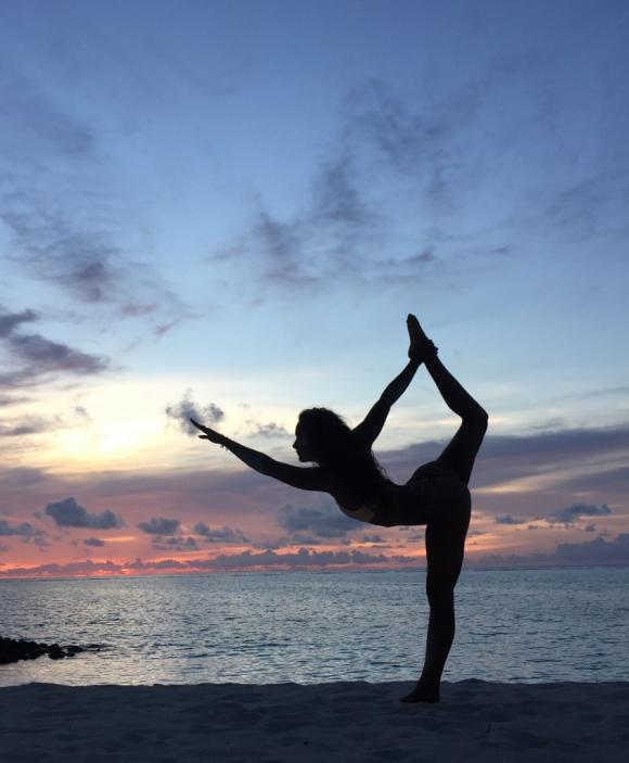 particlenewsapp's tweet photo. Instagram Success - Yoga teacher turns basic training into sensational figures https://t.co/NLtX2Hp3DF https://t.co/CqvhXX3Ch0