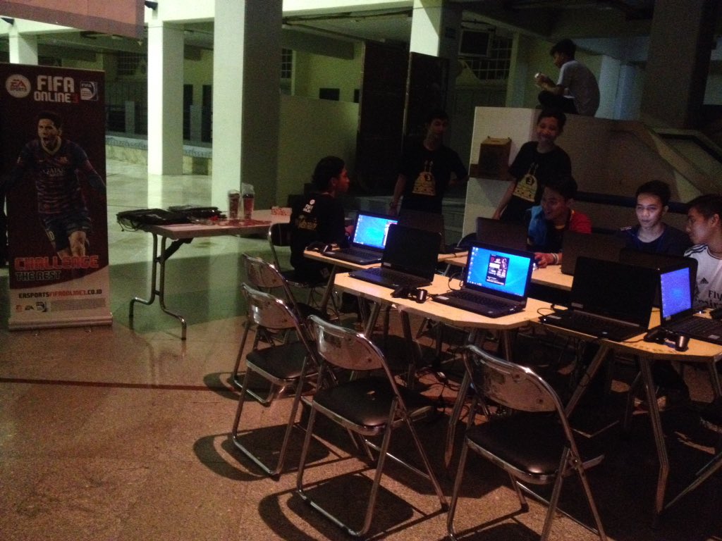 Yuk sebelum nunggu kick off mending maen fifa online dulu nih di dalem <a href="/Trilogi_Univ/">Universitas Trilogi Official</a>