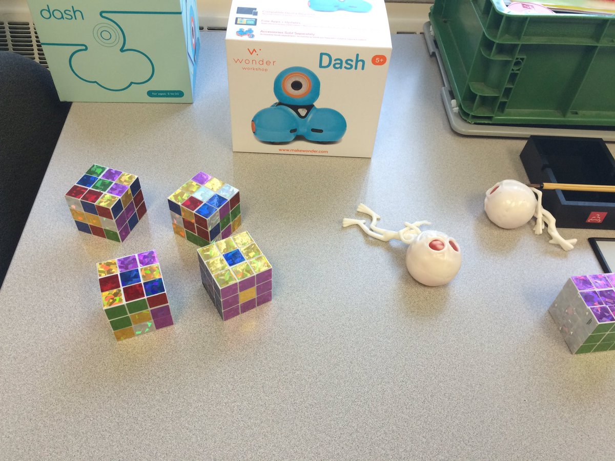 GlendaleLC's tweet photo. Pop-up MakerSpace- playing is great for our mental health #GETLOUD #SPCCH https://t.co/PBQZp2ABzB