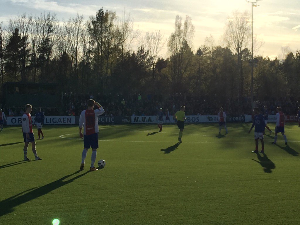 Staalmannen's tweet image. Der kom det: #Kåffaprofetene: "Bibel, bønn og kirkekaffe!"
#Klanen: "Øl og vold og skamslåtte bønder! "
Heia #Kåffa!