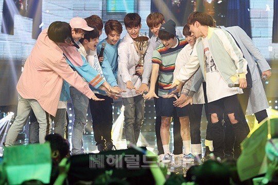 PositiveCarat's tweet photo. 160504 #SEVENTEEN1stWin Always remember, never lose faith, always be hopeful and dreams will come true. https://t.co/BcwKaeLWFt