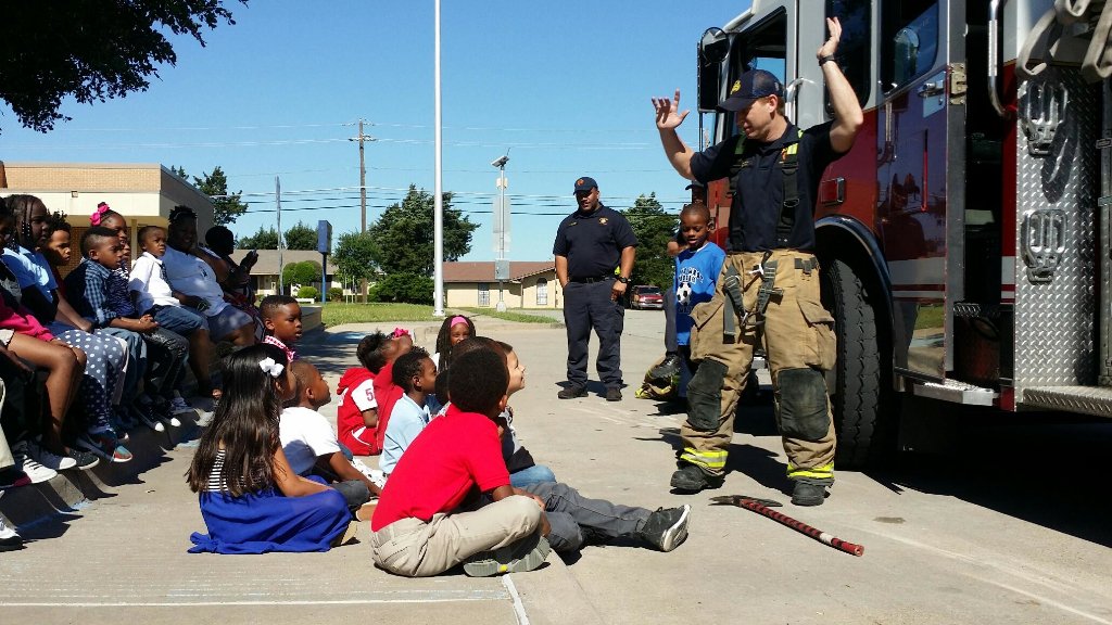DallasFireRes_q's tweet photo. @DallasFireRes_q #Sta40 educating the youth of Birdie Alexander Elem at Career Day! #DFRShowntell #DFROps #DallasISD https://t.co/3P9QBJ6FGT