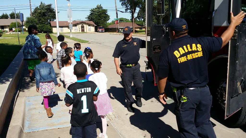 DallasFireRes_q's tweet photo. @DallasFireRes_q #Sta40 educating the youth of Birdie Alexander Elem at Career Day! #DFRShowntell #DFROps #DallasISD https://t.co/3P9QBJ6FGT