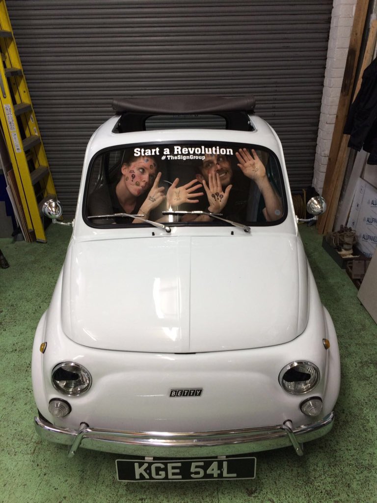 Even Betty joined in the tattoo action #thesigngroup <a href="/WeloveLEDs/">WeLoveLEDs</a> @StartARevolu #fiat500