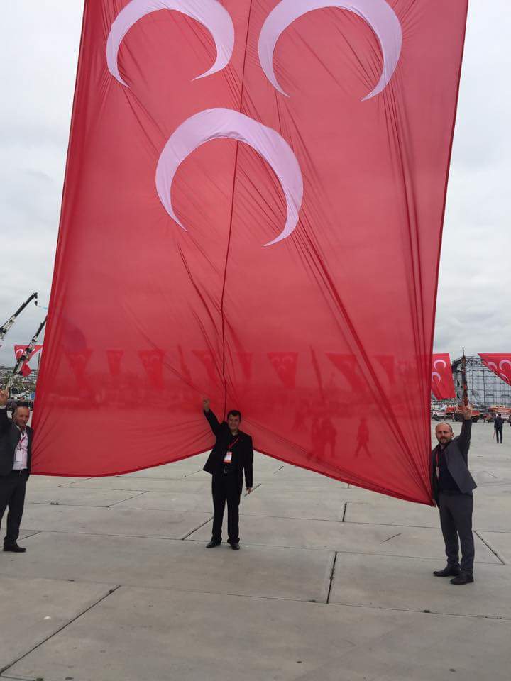 Bizler ölene kadar  bu sancan altında yız.