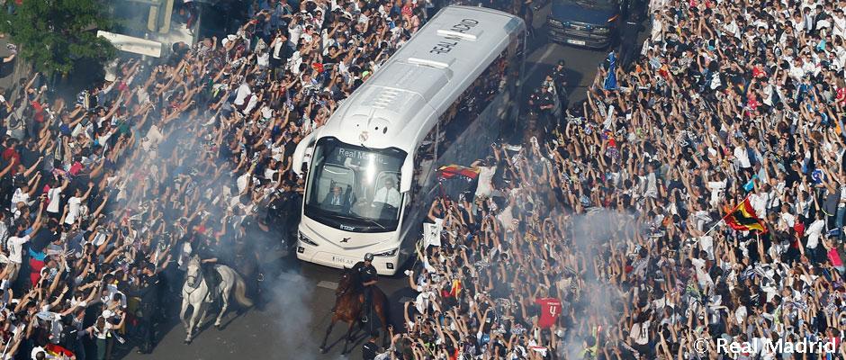 📣🙌🙌🚌 

¡Así recibieron nuestros #RMFans al equipo en su llegada al Bernabéu! 

bit.ly/LlegadaBernabéu

#RMUCL