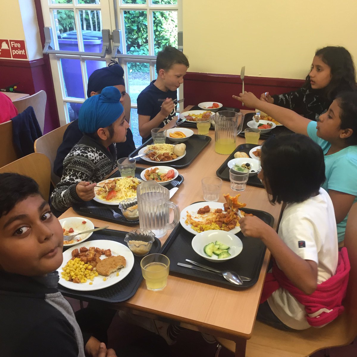 AshtonPgl's tweet photo. Dinner Time https://t.co/f0l8iqjEhS