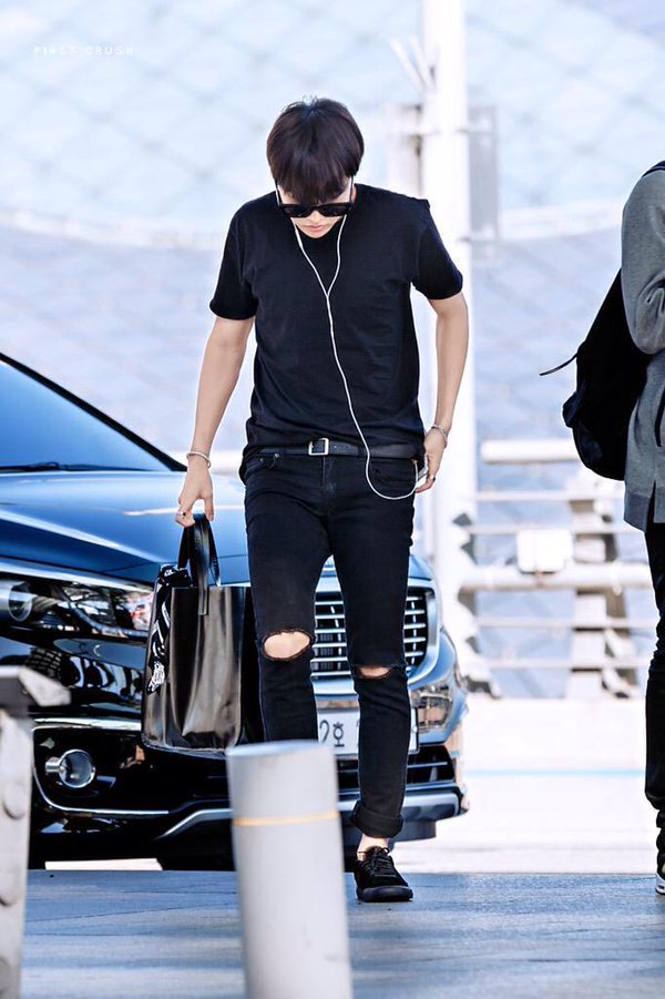 Le S 🐍 on X: [SPAM AIRPORT FASHION] #Jhope #Hoseok #BTS @BTS_twt Let's  start with my favorites ♡♡  / X