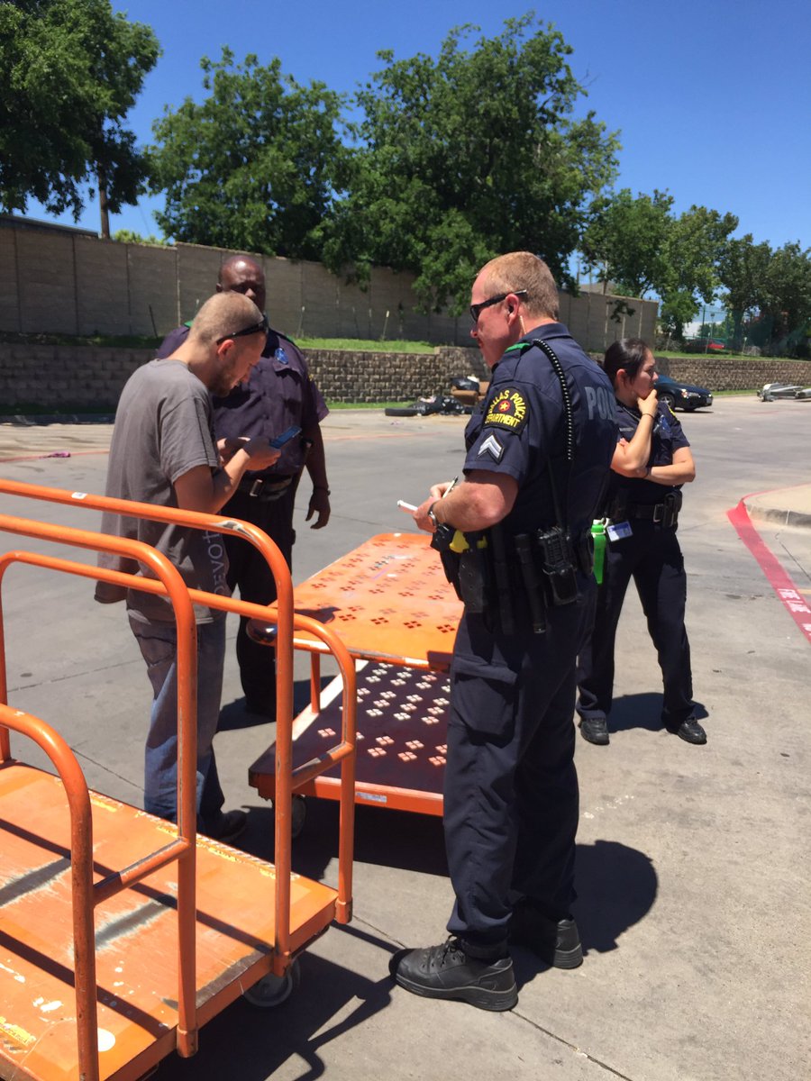 FiteDPD's tweet photo. Dealing with panhandlers while on foot patrol @DPDSWNPO @DallasPD https://t.co/pHYlmTBPUL