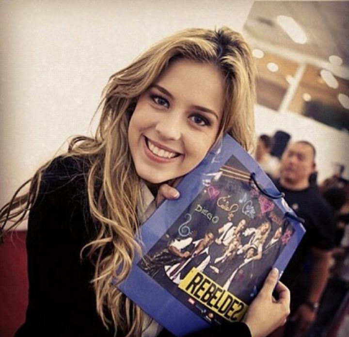 cute_rebelde's tweet photo. E quando eu te abraçar irei agradecer a Deus por fazer tudo valer a pena💗 @sophiaabrahao 💕#VoltaRebeldeBrasil 💕 https://t.co/Y5KOSlMQQ8