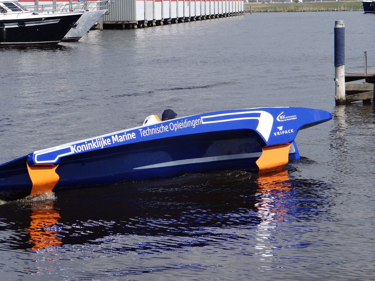 KMSolarTeam's tweet photo. Vandaag proefgevaren in sneek uitstekende condities. Morgen inchecken @NKzonnebootrace #kmto #KMsolarTeam https://t.co/xuufVHRoXd