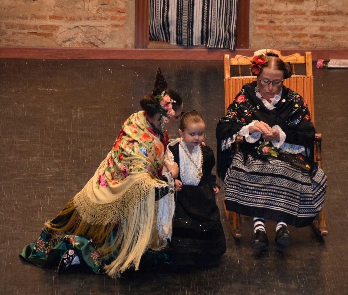 caramancho's tweet photo. Generación tras generación. Estampa dedicada a las madres comprometidas con la tradición.  #FestivalDíaDeLaMadre2016 https://t.co/jHBeMN2bpS