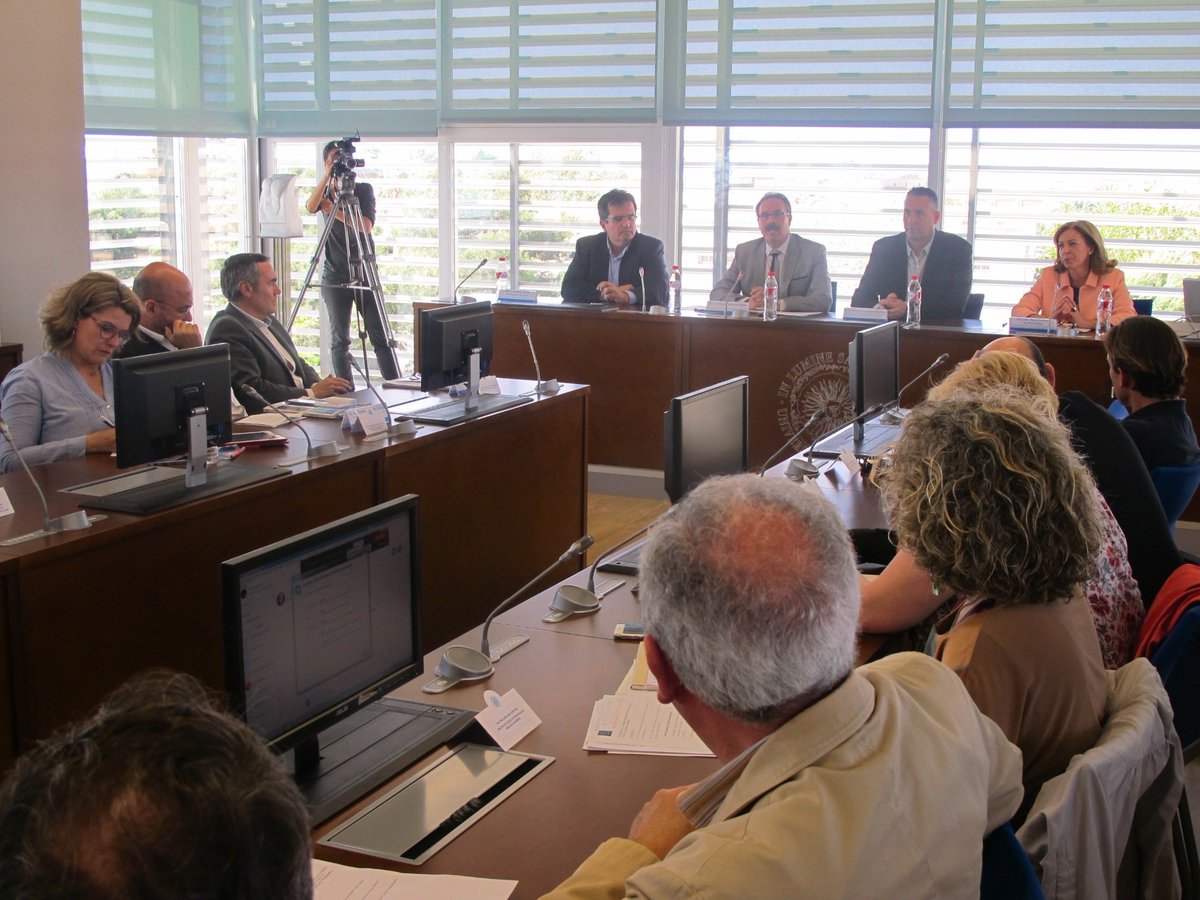 AlmeriaJunta's tweet photo. Expertos en promoción audiovisual aportan claves para atraer rodajes y producciones a #Almería en la #MesadelCine https://t.co/ckwkaR1Sgz
